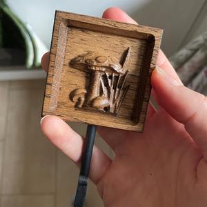 Crochet mural en bois motif champignon avec détails gravés, support décoratif thème nature pour suspendre objets artisanaux, casquettes et serviettes - Product Image 3