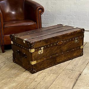 Table basse en bois de manguier faite à la main avec coffre de rangement, en cuir buff et laiton clouté, meuble vintage pour salon - Product Image 1