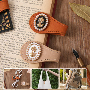 Marcapáginas de cuero premium con diseño de hoja de arce, regalo para estudiantes, profesores y lectores apasionados en todo el mundo, a la venta a un precio asequible. - Product Image 6