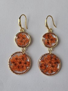 Boucles d'oreilles pendantes en résine avec fleurs séchées, cadre doré, bijoux floraux faits à la main, artisanat en résine - Product Image 3