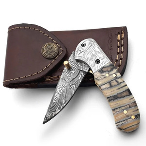 Navaja de bolsillo plegable de acero de Damasco personalizada con mango de resina rayada y bolster grabado, para EDC, caza y camping, directamente del fabricante. - Product Image 1