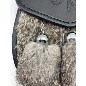 Pochette et sacs écossais haut de gamme en cuir noir à motif trèfle, avec 3 pompons et chaînes – Meilleures ventes - Product Image 3
