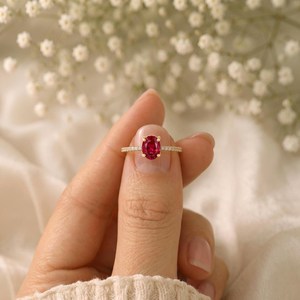 Bague en rubis rouge naturel, taille ovale, faite à la main, en argent sterling 925, plaqué or 18 carats, pavé de CZ, bague de fiançailles, bague de promesse, cadeau pour elle - Product Image 3