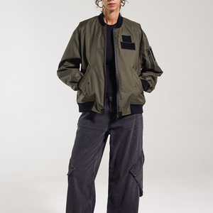 Chaqueta Bomber Gruesa de Temporada para Mujer, con Bordado de Camuflaje, Impresión Personalizada, Cierre de Cremallera Impermeable y Mangas Desmontables - Product Image 2