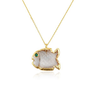 Collar con Colgante de Pez Tallado a Mano en Cristal de Cuarzo con Ojo de Esmeralda CZ y Cadena de Latón con Electroformado en Oro de 18k, Joyería Más Vendida - Product Image 1