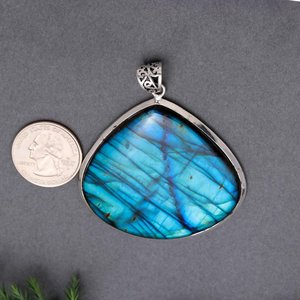 Pendentif artisanal en labradorite bleue et argent sterling 925, bijou en pierre naturelle, cadeau pour femme, design élégant - Product Image 2