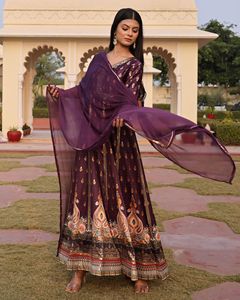 Collection tendance : Costume Anarkali violet pour femme, manches 3/4, en crêpe satiné, semi-couture, idéal pour les fêtes de Diwali - Product Image 6