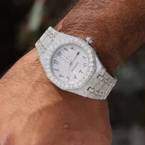 Montre-bracelet de luxe contemporaine pour homme avec mouvement à quartz, éléments en diamant moissanite finis à la main, en acier inoxydable, design de créateur - Product Image 1