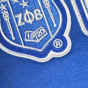 เสื้อสเวตเชิ้ต Zeta Phi Beta Sorority Chenille VOTE รุ่นวินเทอร์ สีน้ำเงิน สำหรับผู้หญิง ตัวอักษรกรีกแบบกำหนดเอง คอกลม คุณภาพสูง นุ่มสบาย - Product Image 6