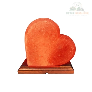 Lámpara de Sal Rosa del Himalaya Hecha a Mano con Forma de Corazón y Base de Madera para Decoración del Hogar y Regalo - Product Image 1