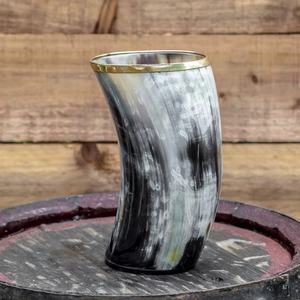 Verre à boire artisanal écologique en corne de buffle véritable avec bordure en laiton poli couleur or, forme naturelle, de REHMAN CRAFT - Product Image 6