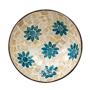 Bol en coquille de noix de coco avec motif sculpté raffiné, matériau éco-responsable, finition polie, pour usage en cuisine - Product Image 1
