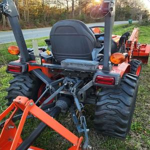 Tractor utilitario compacto y duradero, diseñado para agricultores que necesitan tracción 4x4, potencia diésel y soporte para cargador. - Product Image 6