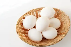 ไข่ไก่สดจากฟาร์ม ไข่ไก่เปลือกสีน้ำตาลและสีขาว สไตล์บราซิล พร้อมชั้นวางสีสันสดใส แหล่งผลิต - Product Image 3