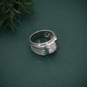 Bague de fiançailles classique pour femme, sertie de diamants carrés, en acier inoxydable plaqué rhodium, sertissage à griffes, pierre naturelle ronde - Product Image 5