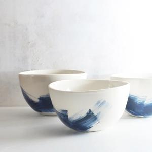 ชุดชามเซรามิกดีไซน์ลายเส้นสีครามเข้มแบบศิลปะ ผิวเรียบเงางาม ทนทาน ปลอดภัยสำหรับอาหาร เหมาะสำหรับการรับประทานอาหารสไตล์ร่วมสมัย - Product Image 3