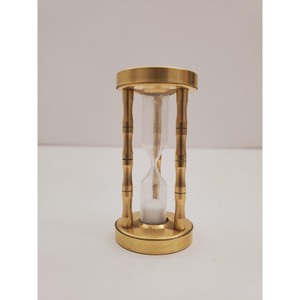 En promotion : Sablier artisanal en laiton, style Mid-Century Modern, avec tube en verre et cadre orné, écologique et portable pour un chronométrage précis - Product Image 1