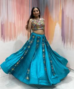 Chaniya Choli de seda rusa premium con blusa bordada de hombros descubiertos y dupatta con estampado digital. Navratri 33, choli de diseñador Meera. - Product Image 1