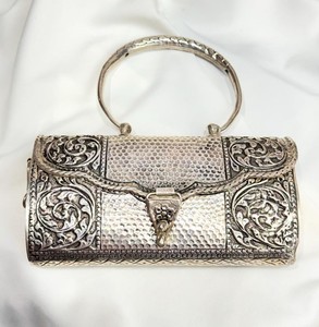 Sac de rangement en métal artisanal, pochette traditionnelle gaufrée, sac de soirée sculpté en laiton finition argentée, sac à main de mariée - Product Image 3