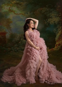 Vestido de novia de maternidad personalizado de satén y gasa, estilo trompeta, con cuello en V, cola capilla, largo hasta el suelo, asimétrico, en tono rubor. - Product Image 2