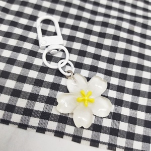 Lindo llavero con forma de flor – Hecho de resina y aleación. Ideal para bolsos, llaves, accesorios de regalo. - Product Image 4