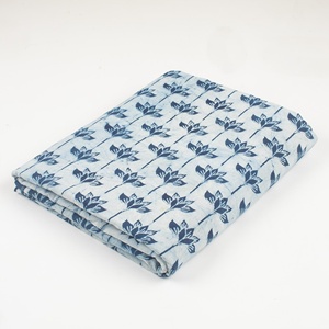 Tissu 100% coton imprimé à la main au bloc, motif floral lotus indigo, artisanal, traditionnel, écologique et respirant - Product Image 1