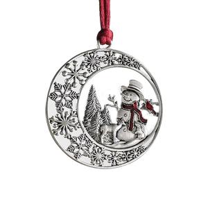 Ornement décoratif de Noël suspendu en métal plaqué argent pour la décoration d'arbre de vacances festive et la décoration de la maison - Product Image 1