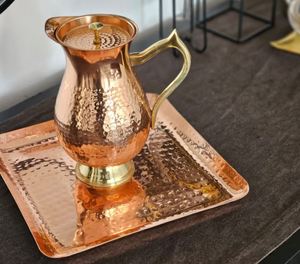 Ensemble de carafes en cuivre de style artisanal, ensemble de service d'eau en métal de qualité supérieure avec verres, durable, réutilisable, pour la cuisine et la salle à manger. - Product Image 1