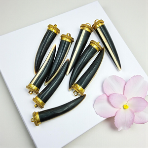 Collier pendentif en corne de buffle blanche polie de forme naturelle, design simple et écologique, pour femme, avec choker croissant de lune noir - Product Image 1