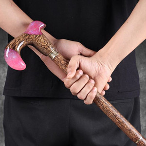 Bâton de marche traditionnel en bois fait main pour seniors, en chêne naturel avec poignée confortable - Product Image 5