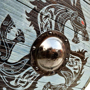 Escudo vikingo redondo de madera hecho a mano con diseño de dragón, escudo de batalla nórdico con base de hierro negro para cosplay y decoración de pared. - Product Image 2