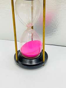 Reloj de Arena de Madera Hecho a Mano de 7.5'' con Arena Rosa |   Decoración de Mesa para Fiesta de Cumpleaños con Diseño de Cruz de Ángel Rústico - Product Image 4