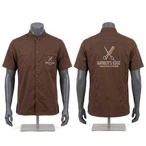Chaqueta de Barbero para Hombre, 220 GSM, Tela de Polialgodón, Color Marrón, Manga Corta, Diseño de Paneles, Bordado Personalizado, Logotipo Serigrafiado, Uniforme - Product Image 1