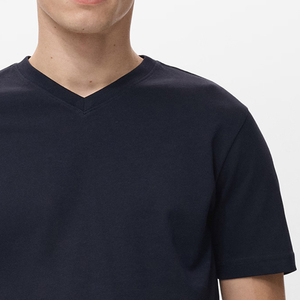 T-shirt décontracté pour homme à col en V avec logo personnalisé, en matière douce, à prix abordable, manches courtes, design tendance 2026 - Product Image 4