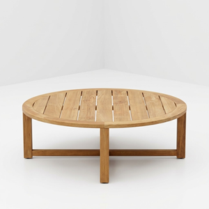 Table ronde d'extérieur en bois massif, style côtier moderne, plateau à lattes, base en X, profil bas, pour patio, jardin, bord de piscine, salon ou centre de table - Product Image 1