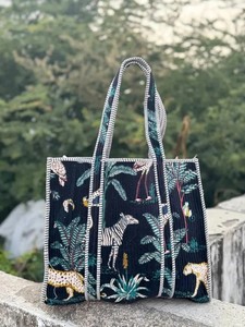 Bolso de Hombro Acolchado con Estampado de Selva Safari, Bolso Tote de Terciopelo Hecho a Mano - Product Image 1