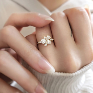 Bague de fiançailles romantique en or jaune pour femme, sertie de diamants en forme de fleur, coupe poire - Product Image 3