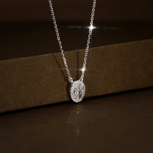 Collar con Colgante de Diamante de Corte Ovalado y Piedras Laterales – Elegante Diseño de Halo Brillante, Regalo Nupcial de Lujo, Joyería Fina Minimalista para Mujer - Product Image 4
