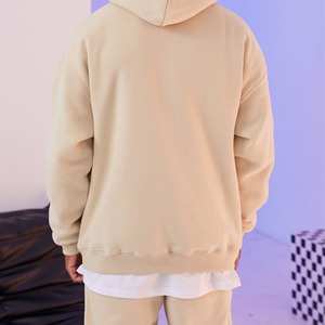 Vêtements de sport pour hommes de haut niveau. Vestes zippées modernes avec empiècements dynamiques et matière souple. Pantalons d'entraînement slim fit. - Product Image 3