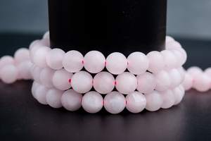 Cuentas sueltas redondas de cuarzo rosa mate natural para la fabricación de joyas, pulseras, collares y manualidades DIY. - Product Image 6