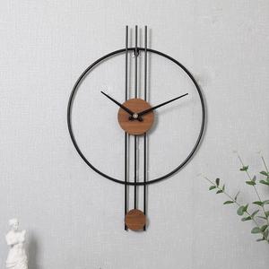 Horloge murale en métal de style moderniste qui transforme le temps quotidien en élément décoratif. Une structure durable garantit des années d'utilisation fiable. - Product Image 2