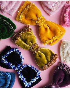 Pince à cheveux de luxe faite à la main en satin et sequins, nœud brodé, accessoire de coiffure tendance pour les fêtes - Product Image 3