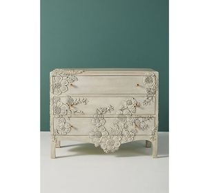 Commode de luxe artisanale en bois massif à 3 tiroirs, avec relief floral végétal orné, finition blanc antique - Product Image 1