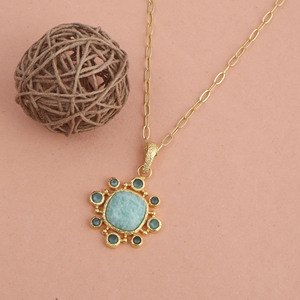 สร้อยคอจี้อะมาโซไนต์ทรงอาร์ตเดโคชุบทอง 18K จาก El Joyero Vintage พร้อมกรอบหินทรงหมอนและโซ่เชื่อมแบบลิงค์ เหมาะสำหรับทั้งชายและหญิง - Product Image 4