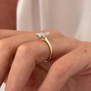 Anillo Solitario con Diamante Cultivado en Laboratorio de 2 Quilates, Corte Alargado, E VS1, Oro de 14k, Dos Tonos, Anillo de Compromiso, Certificado IGI - Product Image 4