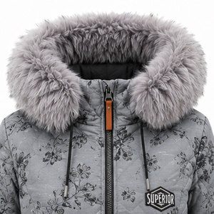 Abrigo largo de invierno para mujer con capucha de piel sintética, material transpirable e impermeable y características prácticas. - Product Image 3