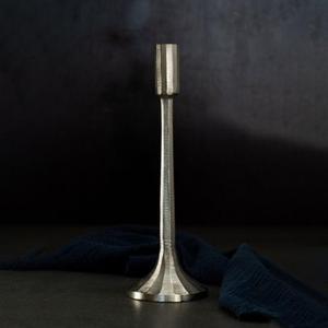 Porte-bougie en métal exquis avec finition argentée polie, élégant centre de table pour la décoration de salle à manger et la décoration d'événements - Product Image 2