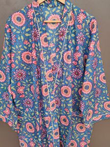 Bata de mujer con estampado floral, largo completo, manga tres cuartos, patrón azul y rosa, poliéster suave tejido, ropa de dormir informal con cinturón - Product Image 3