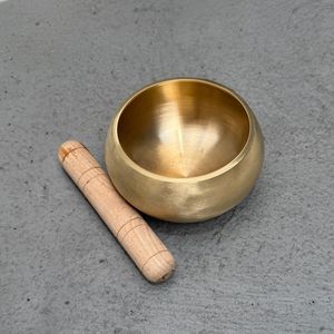 Cuenco tibetano de latón pulido Mindful Living con corte de precisión y chapado en oro, tamaño y color personalizables para alivio del estrés y equilibrio energético - Product Image 4