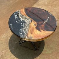 Table basse moderne en bois massif et résine époxy, avec bord naturel, finition bleue
